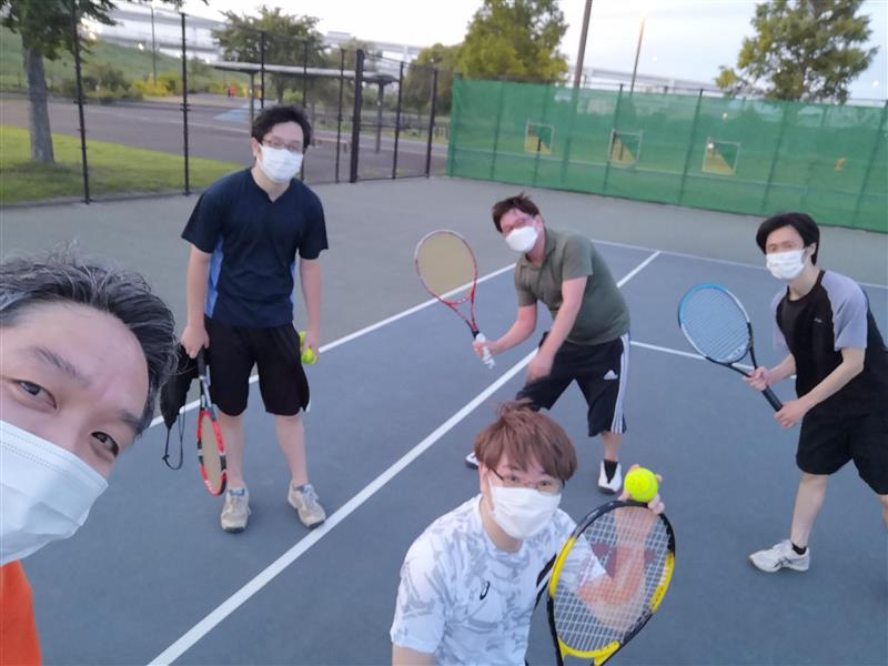 テニスを楽しむ社員たち